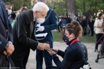 Il Presidente della Repubblica Sergio Mattarella consegna agli atleti una medaglia ricordo