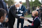 Il Presidente della Repubblica Sergio Mattarella consegna agli atleti una medaglia ricordo