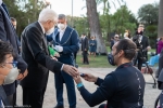 Il Presidente della Repubblica Sergio Mattarella consegna agli atleti una medaglia ricordo