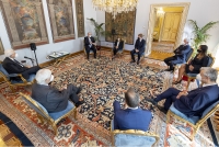 Il Presidente Sergio Mattarella con Nicola Zaccheo, Presidente dell’Autorità di regolazione dei trasporti, unitamente ai componenti il Consiglio