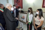 Il Presidente Sergio Mattarella al termine della cerimonia commemorativa del centenario della morte di Giuseppe Di Vagno riceve un dono dal Consiglio Comunale dei ragazzi di Conversano