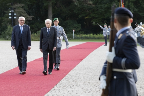 Il Presidente Sergio Mattarella con il Presidente della Repubblica Federale di Germania Frank-Walter Steinmeier, durante gli onori militari in occasione della visita Ufficiale 
