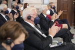 Il Presidente Sergio Mattarella, all'Ambasciata d’Italia a Berlino, con Frank-Walter Steinmeier, Presidente della Repubblica Federale di Germania,in occasione della Cerimonia di consegna del Premio dei Presidenti per la Cooperazione comunale tra Italia e Germania  
