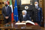 Il Presidente Sergio Mattarella con Lorenzo Guerini, Ministro della Difesa il Gen. Enzo Vecciarelli, Capo di Stato Maggiore della Difesa, durante la firma dell’Albo d’Onore, in occasione della cerimonia di apertura dell’anno accademico delle 
scuole e degli istituti di formazione della Difesa 2021/2022