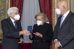 Il Presidente Sergio Mattarella riceve una medaglia coniata in occasione dell’edizione 2020 dell’Eni Award, da parte del Presidente e dell’Amministratore Delegato di Eni SpA, Lucia Calvosa e Claudio Descalzi