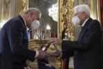 Il Presidente Sergio Mattarella consegna il riconoscimento all’Innovazione Eni a Roberto Millini, assegnato dalla Commissione Innovazione di Eni Award 2020