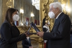 Il Presidente Sergio Mattarella consegna  il riconoscimento all’Innovazione Eni  a Filomena Castaldo, assegnato dalla Commissione Innovazione di Eni Award 2020