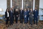 Il Presidente della Repubblica Sergio Mattarella con  Francesco Pagano, Presidente della Fondazione Biomedica Avanzata VIMM, unitamente a una delegazione, in occasione del 25° anniversario di fondazione dell’associazione