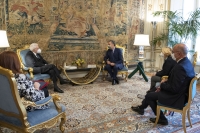 Il Presidente della Repubblica Sergio Mattarella con Vincenzo Manes il Presidente della Fondazione "Italia Sociale" ,unitamente alla Vice Presidente, Cristina De Luca, e al Segretario Generale della Fondazione, Gianluca Salvatori
