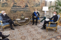 Il Presidente Sergio Mattarella con l'Amm. Sq. Giuseppe Cavo Dragone e Amm. Sq. Enrico Credendino, rispettivamente Capo di Stato Maggiore della Marina uscente e subentrante
