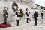 Il Presidente Sergio Mattarella in occasione della deposizione di una corona d’alloro sulla Tomba del Milite Ignoto nella ricorrenza del Giorno dell’Unità Nazionale e Giornata delle Forze Armate
