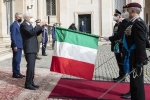 Il Presidente Sergio Mattarella conferisce l'onorificenza di Cavaliere dell'Ordine Militare d'Italia alla Bandiera di Guerra del 1° Reggimento Carabinieri Paracadutisti “Tuscania”