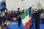 Il Presidente della Repubblica Sergio Mattarella consegna le medaglie d’oro al Valor Civile alle Bandiere di Guerra delle Forze Armate, dell’Arma dei Carabinieri e della medaglia d’oro al Valore della Guardia di Finanza alla Bandiera di Guerra del Corpo,in occasione della cerimonia di avvicendamento del Capo di stato maggiore della difesa
