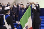 Il Presidente della Repubblica Sergio Mattarella consegna le medaglie d’oro al Valor Civile alle Bandiere di Guerra delle Forze Armate, dell’Arma dei Carabinieri e della medaglia d’oro al Valore della Guardia di Finanza alla Bandiera di Guerra del Corpo,in occasione della cerimonia di avvicendamento del Capo di stato maggiore della difesa
