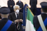Il Presidente della Repubblica Sergio Mattarella consegna le medaglie d’oro al Valor Civile alle Bandiere di Guerra delle Forze Armate, dell’Arma dei Carabinieri e della medaglia d’oro al Valore della Guardia di Finanza alla Bandiera di Guerra del Corpo,in occasione della cerimonia di avvicendamento del Capo di stato maggiore della difesa
