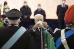 Il Presidente della Repubblica Sergio Mattarella consegna le medaglie d’oro al Valor Civile alle Bandiere di Guerra delle Forze Armate, dell’Arma dei Carabinieri e della medaglia d’oro al Valore della Guardia di Finanza alla Bandiera di Guerra del Corpo,in occasione della cerimonia di avvicendamento del Capo di stato maggiore della difesa
