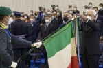 Il Presidente della Repubblica Sergio Mattarella consegna le medaglie d’oro al Valor Civile alle Bandiere di Guerra delle Forze Armate, dell’Arma dei Carabinieri e della medaglia d’oro al Valore della Guardia di Finanza alla Bandiera di Guerra del Corpo,in occasione della cerimonia di avvicendamento del Capo di stato maggiore della difesa
