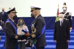 Il Presidente della Repubblica Sergio Mattarella durante la cerimonia di avvicendamento del Capo di stato maggiore della difesa,Gen. S.A. Enzo Vecciarelli e Amm. Sq. Giuseppe Cavo Dragone,rispettivamente Capo di Stato Maggiore della Difesa uscente e subentrante 
