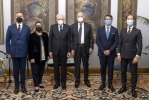 Il Presidente Sergio Mattarella con il Prof. Pellegrino CAPALDO, Presidente della Fondazione Nuovo Millennio, e i membri fondatori della Scuola Politica “Vivere nella Comunità"