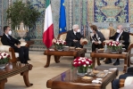 Il Presidente della Repubblica Sergio Mattarella nel corso di un breve colloquio in aeroporto con il Presidente della Repubblica Algerina Democratica e Popolare Abdelmad-Jid Tebboune