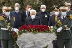 Algeri - Il Presidente della Repubblica Sergio Mattarella nel corso della deposizione di una corona di fiori al Monumento del Martire