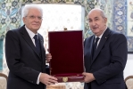 Algeri - Il Presidente della Repubblica Sergio Mattarella con il Presidente della Repubblica Algerina Democratica e Popolare Abdelmad-Jid Tebboune, durante lo scambio delle onorificenze
