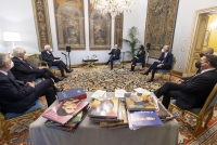 Il Presidente Sergio Mattarella con  Sergio Zuncheddu, Editore e Presidente dell’Unione sarda SpA, unitamente a Emanuele Dessì, Lia Serrelli e a Lorenzo Paolini, rispettivamente Direttore responsabile, Direttore generale e Direttore editoriale e condirettore del quotidiano, in occasione del centocinquantesimo anniversario della nascita di Grazia Deledda