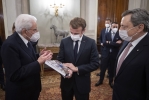 Il Presidente Sergio Mattarella dona al Presidente della Repubblica Francese, Emmanuel Macron, il volume "Quirinale contemporaneo"