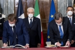 Il Presidente della Repubblica Sergio Mattarella con il Presidente della Repubblica Francese Emmanuel Macron e il Presidente del Consiglio dei Ministri Mario Draghi in occasione della firma del “Trattato per una cooperazione bilaterale rafforzata”