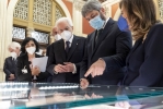 Il Presidente Sergio Mattarella, con il Presidente della Camera Roberto Fico e la Presidente del Senato Maria Elisabetta Alberti Casellati  in occasione della cerimonia per il centocinquantenario della prima seduta a Palazzo Montecitorio in Roma capitale in concomitanza con le celebrazioni del 700° anniversario della morte di Dante Alighieri, visita le bacheche espositive allestite per la ricorrenza