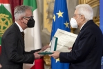 Il Presidente Sergio Mattarella consegna l'onorificenza OMRI  “motu proprio” a Michele Farina