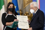 Il Presidente Sergio Mattarella consegna l'onorificenza OMRI  “motu proprio” a Valentina Bonanno