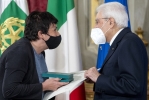 Il Presidente Sergio Mattarella consegna l'onorificenza OMRI  “motu proprio” a Chiara Amirante