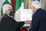 Il Presidente Sergio Mattarella consegna l'onorificenza OMRI  “motu proprio” a Maria Vittoria Sebastiani