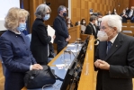 Il Presidente Sergio Mattarella al termine della presentazione del Rapporto annuale 2021dell’Associazione italiadecide dal titolo “Una fiducia sostenibile. La collaborazione tra pubblico e privato per la transizione ecologica” saluta Daniela Viglione, Direttore scientifico dell’Associazione italiadecide, Anna Finocchiaro, Presidente dell’Associazione italiadecide e Mauro Magatti, Direttore del Centre for the Anthropology of Religion and Cultural Change