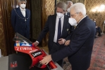 Il Presidente Sergio Mattarella con Giovanni Copioli, Presidente di Federmoto, in occasione dell'incontro con una delegazione della Federazione Motociclistica Italiana con i campioni del mondo 2021 vincitori delle competizioni a squadre nazionali