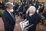 Il Presidente Sergio Mattarella con Giovanni Copioli, Presidente di Federmoto, in occasione dell'incontro con una delegazione della Federazione Motociclistica Italiana con i campioni del mondo 2021 vincitori delle competizioni a squadre nazionali