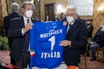 Il Presidente Sergio Mattarella con Giovanni Copioli, Presidente di Federmoto, in occasione dell'incontro con una delegazione della Federazione Motociclistica Italiana con i campioni del mondo 2021 vincitori delle competizioni a squadre nazionali