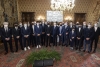 Il Presidente Sergio Mattarella con Giovanni Malagò, Presidente del CONI, e Giovanni Copioli, Presidente di Federmoto, e una delegazione della Federazione Motociclistica Italiana con i campioni del mondo 2021 vincitori delle competizioni a squadre nazionali