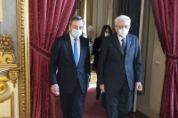 Il Presidente della Repubblica Sergio Mattarella con il Presidente del Consiglio dei Ministri Mario Draghi ed altri membri del Governo, in vista del Consiglio Europeo
