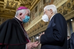 Il Presidente Sergio Mattarella con S.E. Rev.ma Mons. Emil Paul Tscherrig, Decano del Corpo Diplomatico-Nunzio Apostolico, al termine della cerimonia per lo scambio degli auguri di fine anno con il Corpo Diplomatico