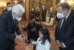 Il Presidente Sergio Mattarella consegna l’onorificenza di Gran Croce d’Onore dell’Ordine della Stella d’Italia alla memoria dell’Ambasciatore Luca Attanasio