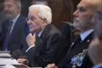 Il Presidente Sergio Mattarella alla sede del Comando Operativo di vertice Interforze in occasione del collegamento in videoconferenza per rivolgere gli auguri ai contingenti militari italiani impegnati nei teatri di operazioni internazionali 
