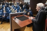 Il Presidente Sergio Mattarella alla sede del Comando Operativo di vertice Interforze in occasione del collegamento in videoconferenza per rivolgere gli auguri ai contingenti militari italiani impegnati nei teatri di operazioni internazionali 
