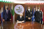 Il Presidente Sergio Mattarella alla sede del Comando Operativo di vertice Interforze in occasione del collegamento in videoconferenza per rivolgere gli auguri ai contingenti militari italiani impegnati nei teatri di operazioni internazionali 
