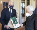 Il Presidente Sergio Mattarella consegna le insegne dell'OMRI a Giovanni Malagò Presidente del Comitato Olimpico Nazionale Italiano