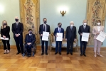 Il Presidente Sergio Mattarella con Valentina Vezzali, Sottosegretario di Stato alla Presidenza del Consiglio dei ministri, Giovanni Malagò Presidente del Comitato Olimpico Nazionale Italiano, Luca Pancalli, Presidente del Comitato Italiano Paralimpico, Carlo Mornati, Segretario generale del Comitato Olimpico Nazionale Italiano,  Juri Stara, Segretario generale del Comitato Italiano Paralimpico,  Gabriele Gravina, Presidente di Federcalcio e la Sig.ra Federica Pelllegrini, Comitato Italiano Olimpico