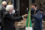 Il Presidente Sergio Mattarella consegna la Bandiera italiana  all’Alfiere della squadra paralimpica Giacomo Bertagnolli