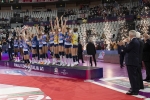 Il Presidente della Repubblica Sergio Mattarella consegna il trofeo alla capitana della squadra vincitrice della Coppa Italia di pallavolo femminile 