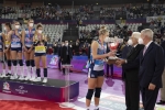 Il Presidente della Repubblica Sergio Mattarella consegna il trofeo alla capitana della squadra vincitrice della Coppa Italia di pallavolo femminile 